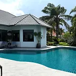 Villa Waree Minutes From Beach And City